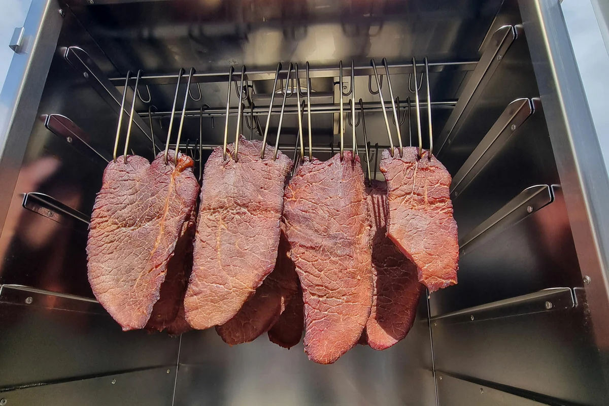Kawałki suszonego mięsa jerky na siatce