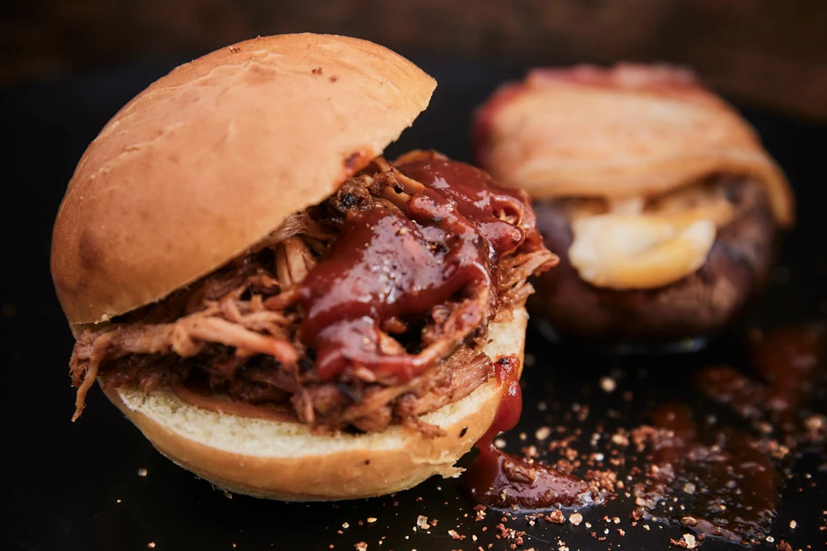 Kanapka z pulled pork i sosem BBQ jako przykład kuchni low and slow