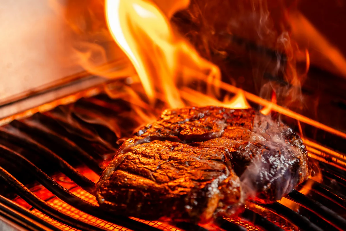 Stek grillowany nad intensywnym ogniem jako przykład przewagi wysokiej temperatury