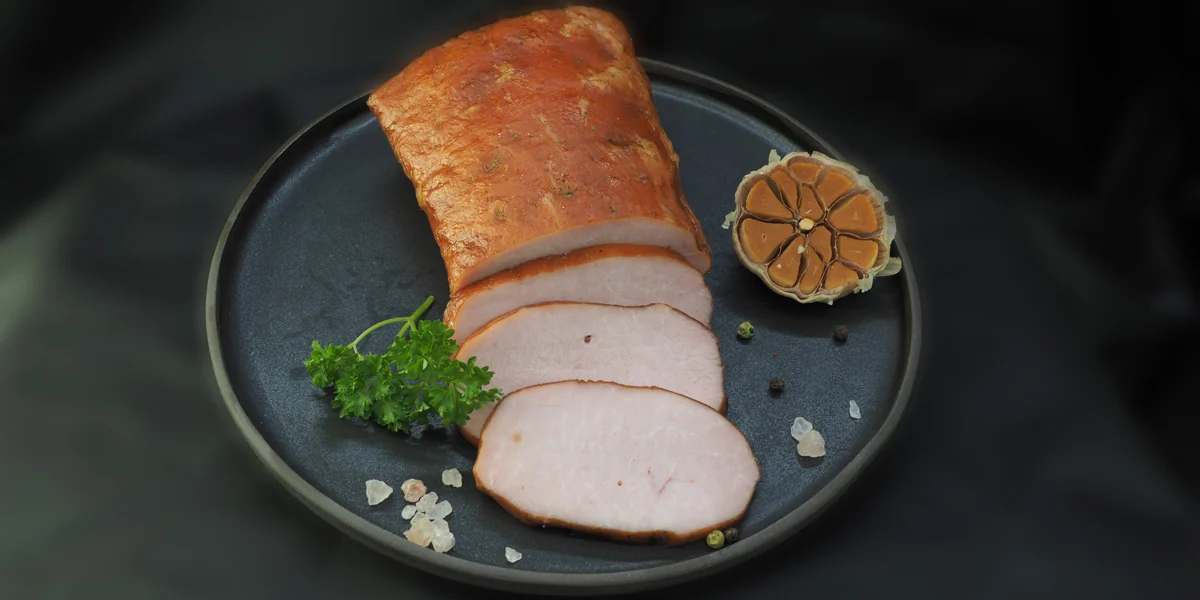 Wędzony schab pokrojony w plastry na talerzu