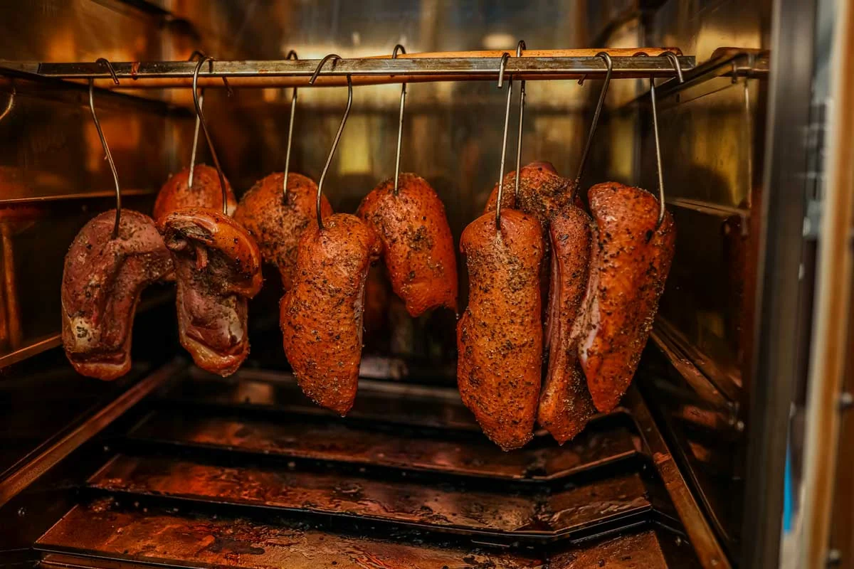 Czym różnią się grill, Kamado, pellet smoker i wędzarnia Borniak?