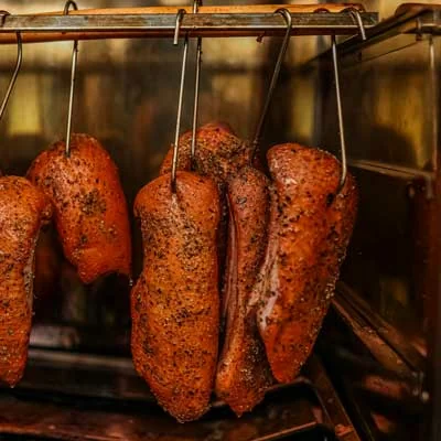 Czym różnią się grill, Kamado, pellet smoker i wędzarnia Borniak?